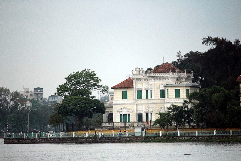 The octagonal house on the campus of Chu Van An High School - Hanoi is perfectly preserved in every detail, and is being used as the school's library. Photo: Baoxaydung