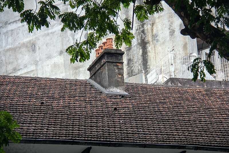The roof and chimney of old French villas. Photo: Baoxaydung