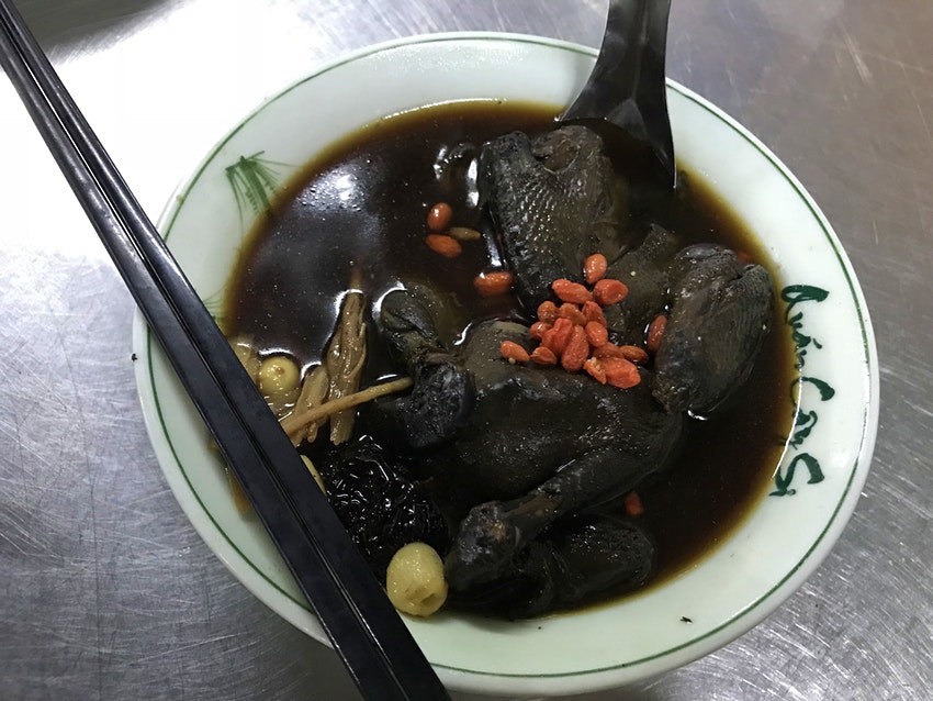 Ga Tan Den, a dish of black chicken in herbal soup © Fabienne Fong Yan