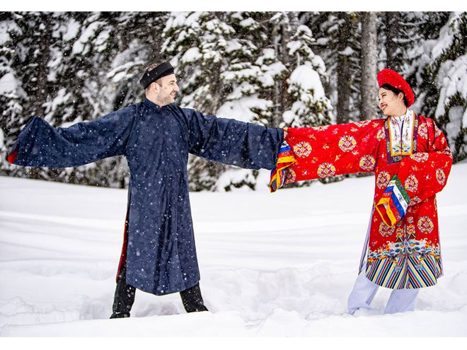 The couple posing with traditional dress under the snow sky (Photo: NVCC) 