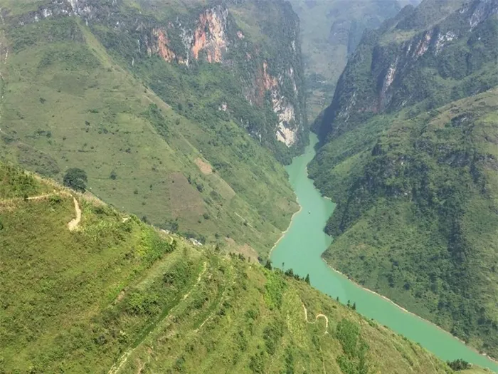 Nho Que River was classified as one of the most unique tectonic valleys in Vietnam (Photo: Baomoi) 