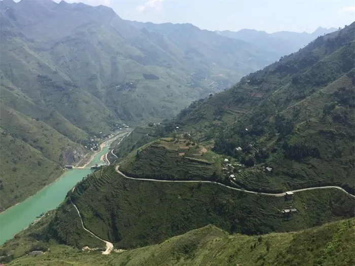 Starting at the height of 1.200m above sea level, the Nho Que river section in Vietnam goes through a spectacular landscape, rushing down steep slopes, 18,7 percent at times, passing deep gorges between cloud covered mountains, rumbling down high falls, and winding tortuously in lush valley between terraced paddies. (Photo: Baomoi) 