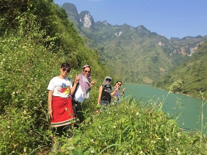 Tu San Alley located on the famous Nho Que River is one of the deepest alleys in Southeast Asia, located between Dong Van District and Meo Vac District in Ha Giang Province. With a height of 1500m, a depth of 700 – 900m, flowing in the direction of Northwest – Southeast, Tu San alley brings poetic beauty, mysterious as the mysterious coloured jade thread, hidden in the rugged Northeastern mountain forest. (Photo: Baomoi) 