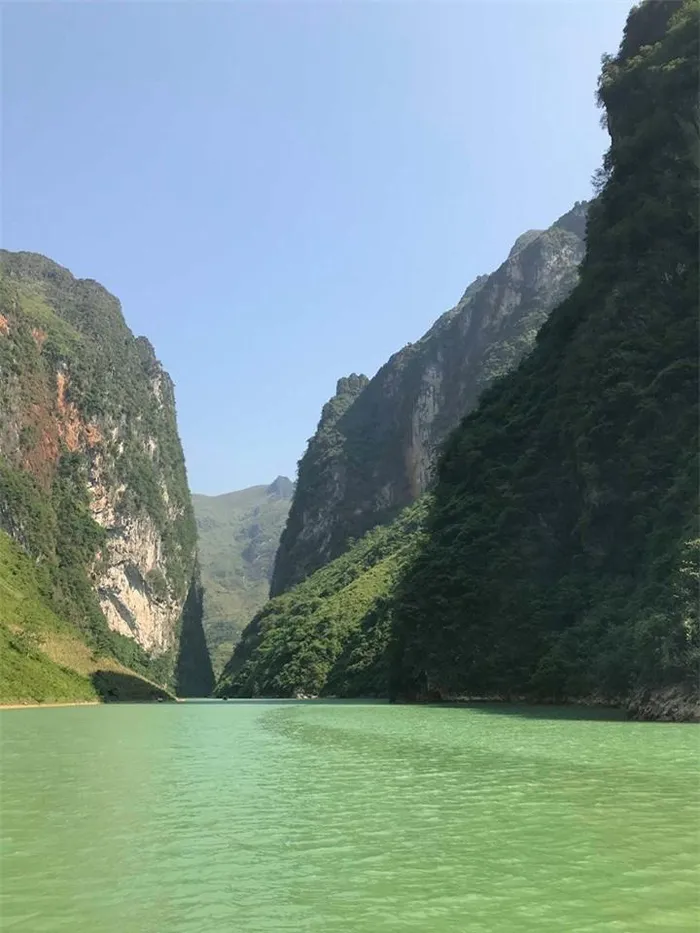 Nho Que River's water is crystal green throughout the year (Photo: Baomoi) 