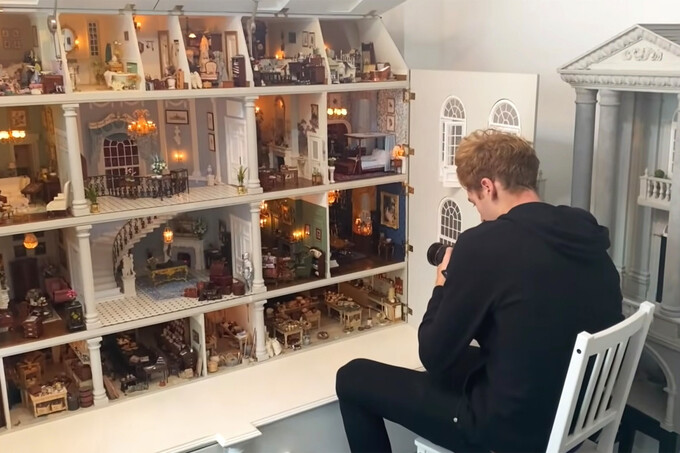 Two Youtubers, who come from London, use their professional photography skills to take several shoots of door house that modeled the 18th century mansion style in Clapham Common, South London. They posted them in the Internet with the rent of $100 per night. Photo: VnExpress