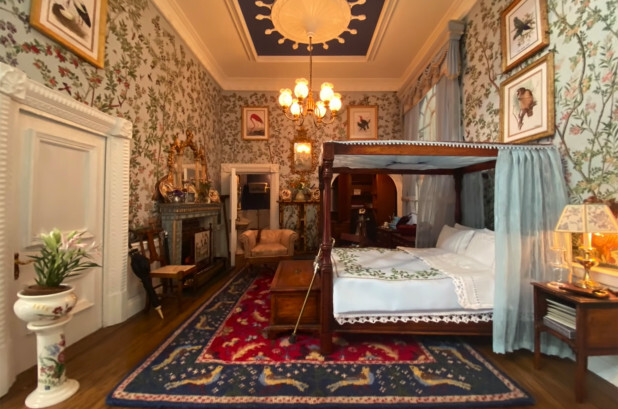 Josh and Archie (Left) had to book two 5 star rooms for the two guests. The Youtubers also explained the situation for them and said that the room was just a part of the door house. The guests were confused, and said they were never scammed like this before.  Photo: VnExpress 