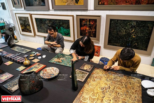 Members of the project 'From tradition to tradition' recreate Hang Trong paintings on lacquer and silk. (Photo: VNP/VNA)