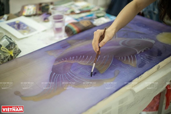 The content of the painting is drawn on silk (Photo: VNP/VNA)