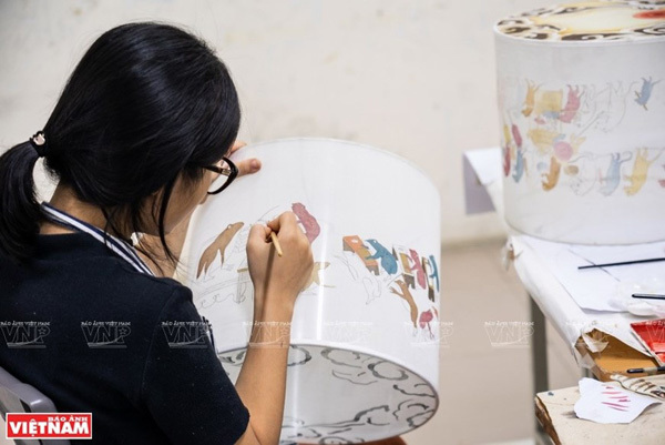 Patterns of Hang Trong paintings are featured on a lantern (Photo: VNP/VNA)