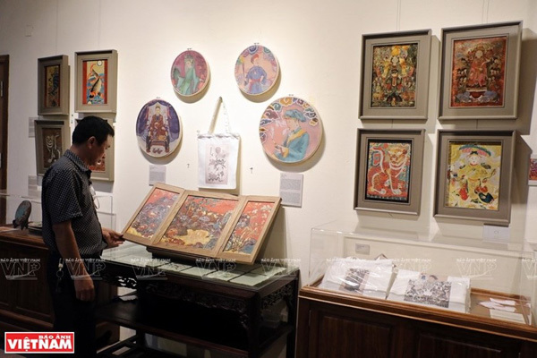 Visitors to the exhibition which is a part of the project 'From tradition to tradition' conducted by the Vietnam University of Fine Arts. (Photo: VNP/VNA)