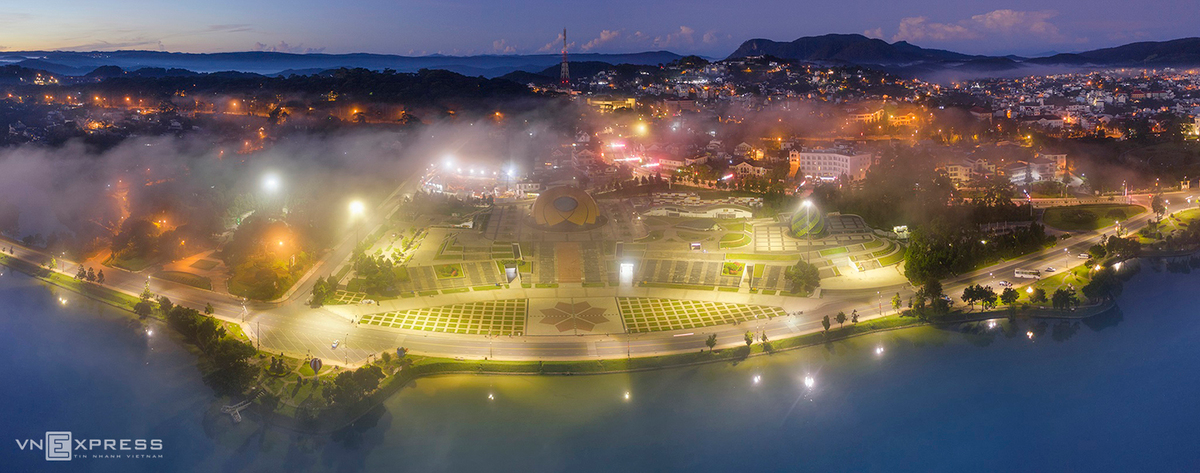 Dalat City is drowned in the mist at 5 am in the morning, with the hightlight of Lam Vien Square, and its typical architectural shapes are wild sunflower and artichoke bud flowers.  The photo, which was taken by panoramic photography technique, aligning the pictures together and taking all the scene into the lens, belongs to the “Mist on the plateau” album of the photographer, Nguyen Hieu, who works and lives in Dalat.  (Photo: VnExpress)