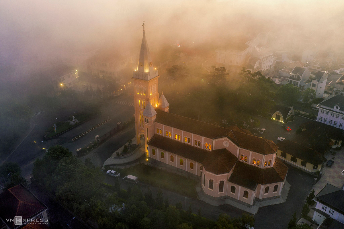 Con Ga (Con Gà) Church in Da Lat is located on Tran Phu Street, also known as the Cathedral of Da Lat. This place is near a lot of famous hotels like Novotel, Sammy… Con Ga Church is one of the typical ancient architecture left over from the French colonial period, which is one of the largest churches of the city. The origin of the church’s name comes from the large chicken statue on the top of the bell tower.  (Photo: VnExpress) 