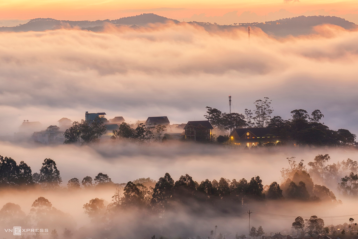 From Du Sinh Hill, the tourists will be able to see houses and the pine woods through the cloudy mist, and slowly became more visible under the light of dawn. The hill is about 5km from the centre of Dalat City, and has been known for being the best spot for cloud hunting.  (Photo: VnExpress) 