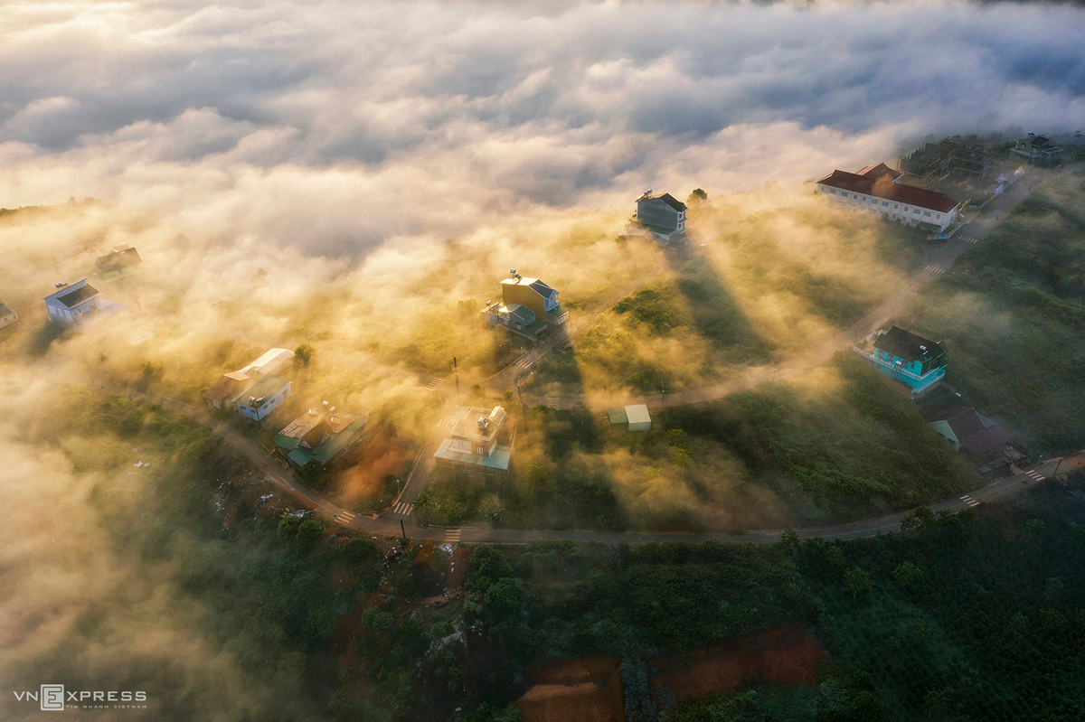 Morning at Tram Hanh Commune, about 26km from Dalat in the South East. Hieu loves going for a mist hunting so that he will wake up before dawn, as 7 am is the perfect time. To have beautiful photographs, he has to move farther to the surburban.  Dasar Commune and the greenhouses at Lac Duong District in early morning. Dasar is located about 20km from Dalat, with its pristine and majestic beauty.  (Photo: VnExpress) 