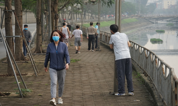 People exercise along the To Lich River in Hanoi, April 8, 2020. Photo by VnExpress/Gia Chinh.
