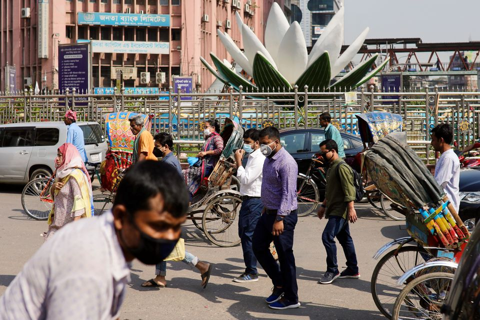 People wear masks as a protective measure after the first reported case of coronavirus in Dhaka, Bangladesh March 10, 2020. REUTERS/Mohammad Ponir Hossain (Photo: Reuters) 