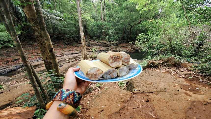 Cơm lam was originated when mountain people, such as the Tháy people, would prepare for long journeys by pressing wet rice, with added salt, into bamboo tubes, and cooking.Cơm lam is also served in Central Highlands food stalls with chicken. (Photo: ZingNews) 