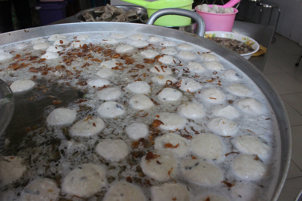 The soup is made with pork ribs and bone (Photo: Thanh Nien) 