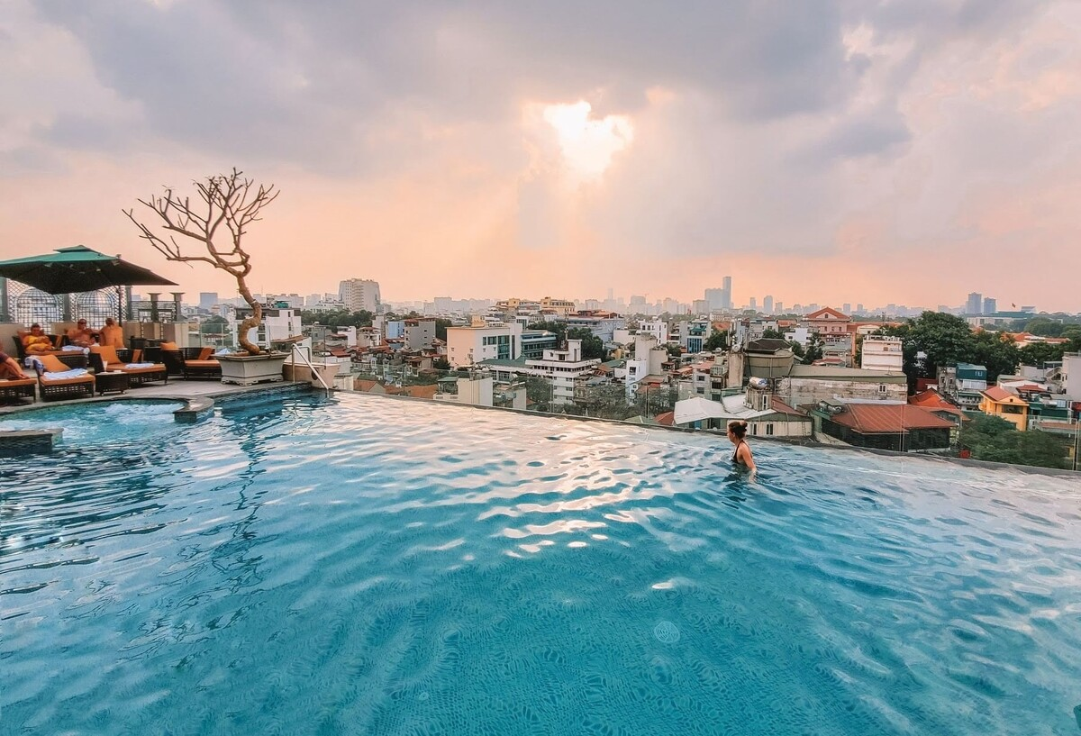 Peridot Grand Hotel on Duong Thanh Hotel, Hanoi was ranked sixth in the category as a hotel with the most beautiful rooftop hotel in the world, besides the famous hotels in Italy, Morocco, Turkey… The hotel has a bar and huge sky swimming pool on the rooftop that guarantee the tourists the unique experience of swimming and watching Hanoi from the above. Photo: Peridot Grand Hotel. 