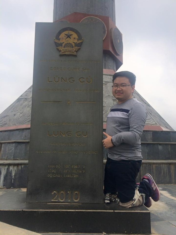 Young man conquering mountains on his knees