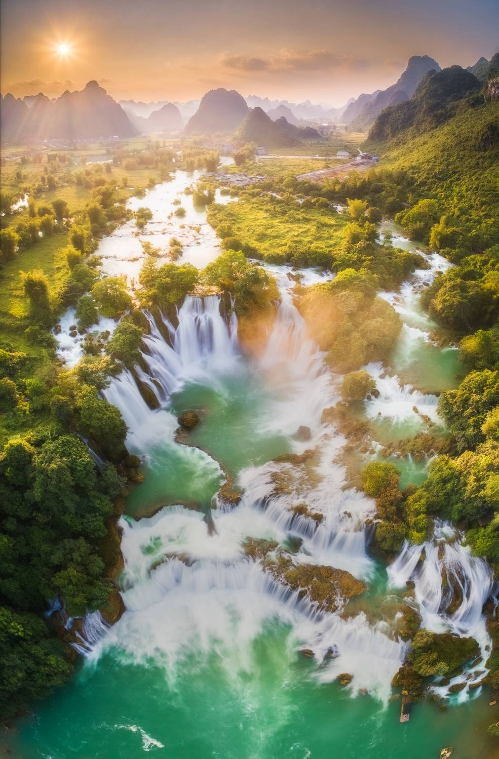 “Sunset on Ban Gioc Waterfall” Photo: Vu Phi Long 