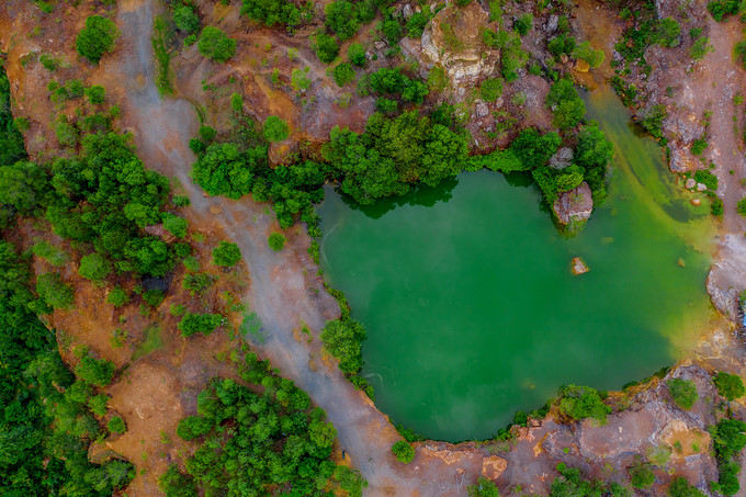 A notable feature of the lake is the rocky mountains and green trees which surround it. (Photo: Vietnamnet) 
