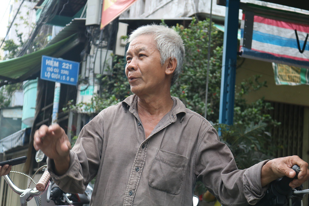 Le Cong Minh (65 year olds, the owner of the restaurant), said they started their business back in 2003, and has been in operation for 18 years.  (Photo: Thanh Nien) 