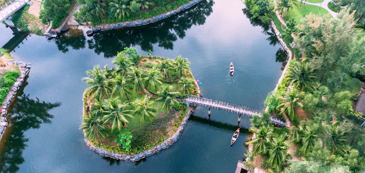 Cruise along the Laguna Lang Co Canal. Photo: Vietnam Discovery 