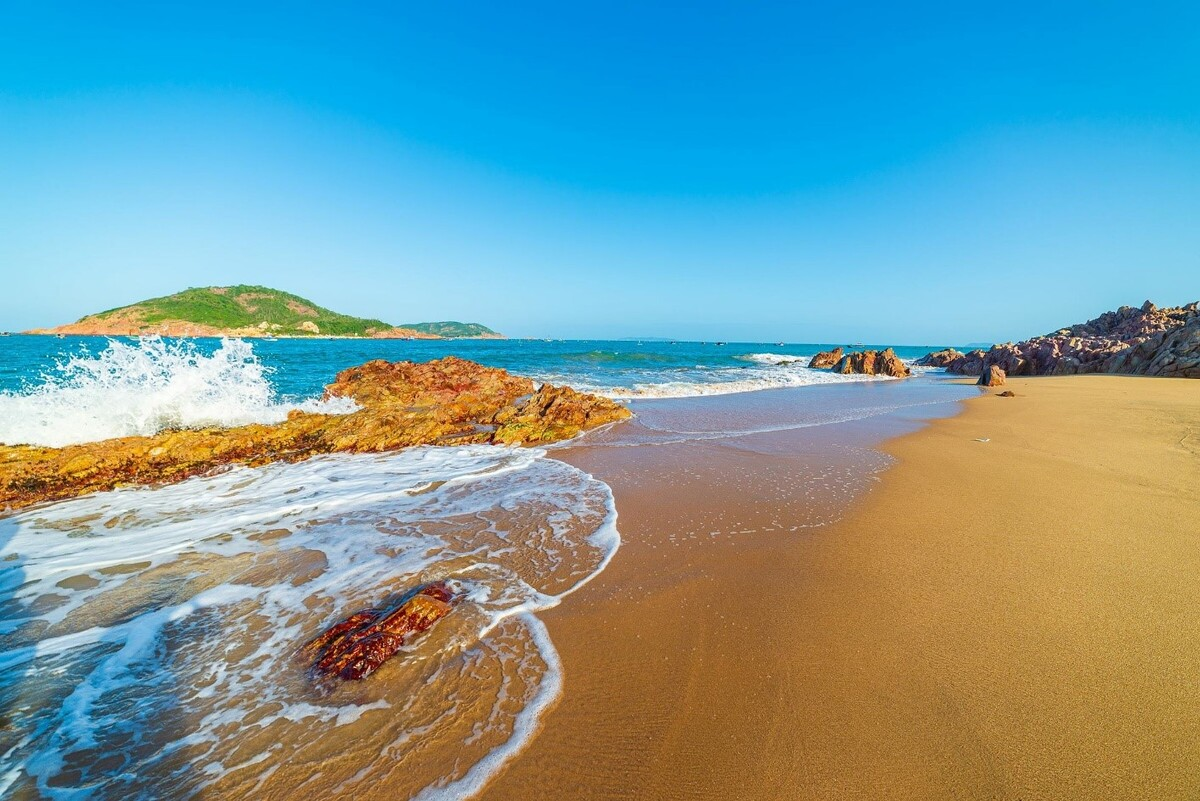 With blue and crystal clear water, swimming in Bai Xep beach is considered one of the best experience for tourists. Photo: Shutterstock. 
