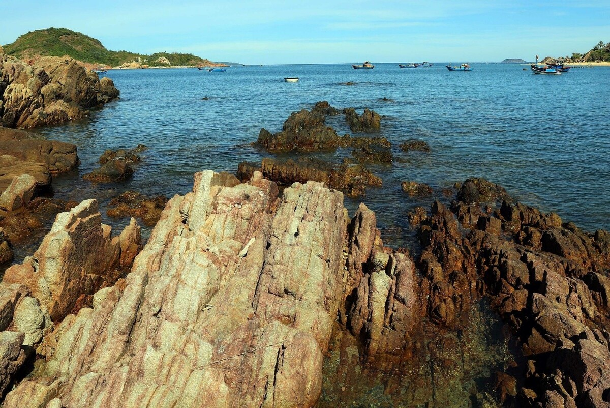 Being known as “Jewels in the rock”, Bai Xep has natural rock formation that float above the water, which attracts a lot of tourists and photographers. Photo: Huu Khoa 