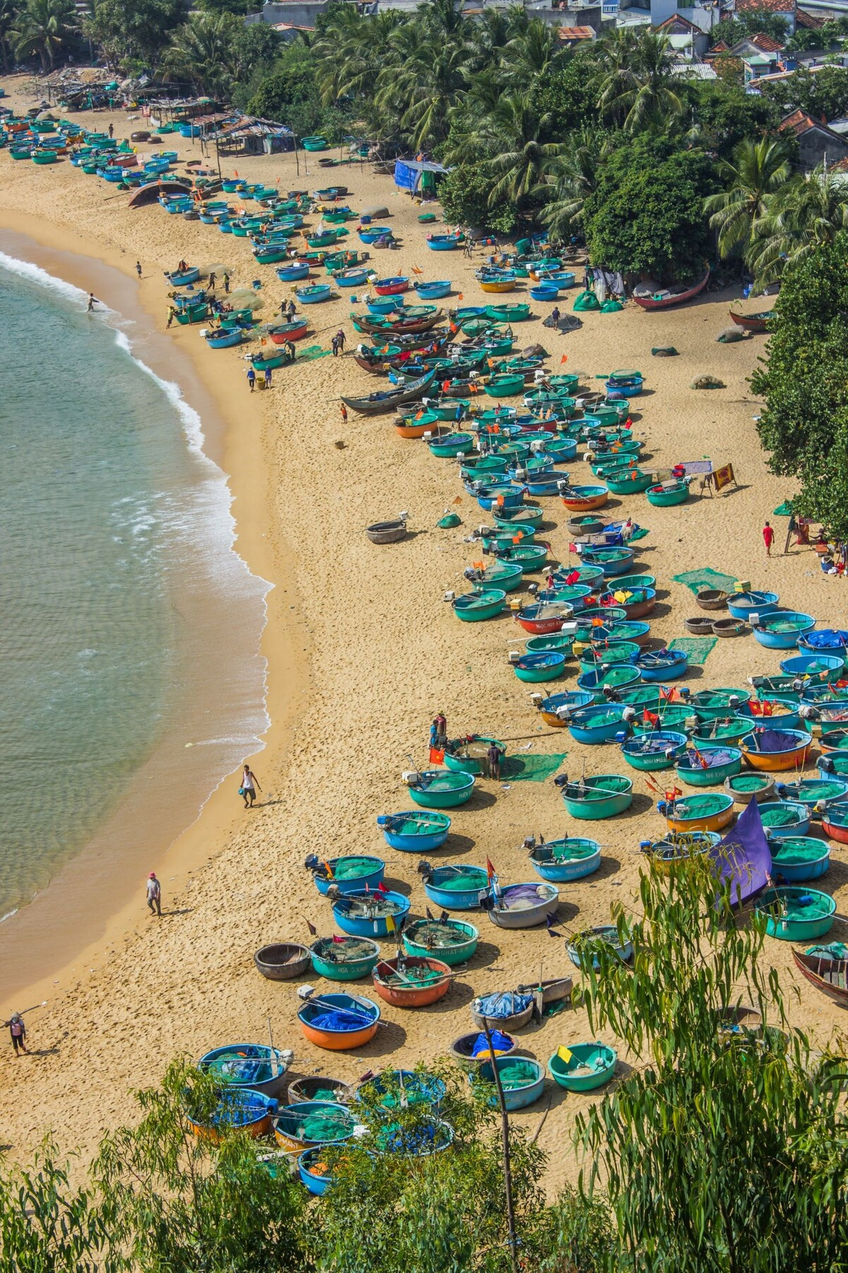 Tourists who visit Bai Xep not only have a chance to experience swimming in the crystal clear water, walking on the golden sand beach and taking pictures of the majestic rocky mountains, but also experience local life here. Local people in Bai Xep live mainly by fishing, and are very friendly and generous. Photo; Shutterstock. 