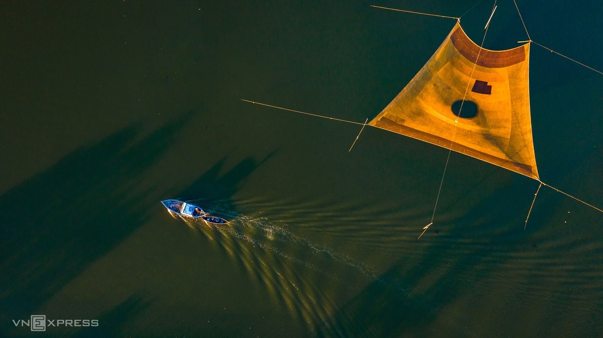 The fishers catch fish by using “ro cho” – a fixed tools to catch fishes and shrimps on Thi Nai lagoon. The photographer, Tien Trinh, lives near Thi Nai, and he spend his free time taking photos of the lagoon, mainly from the drone view.  Photo: VnExpress 
