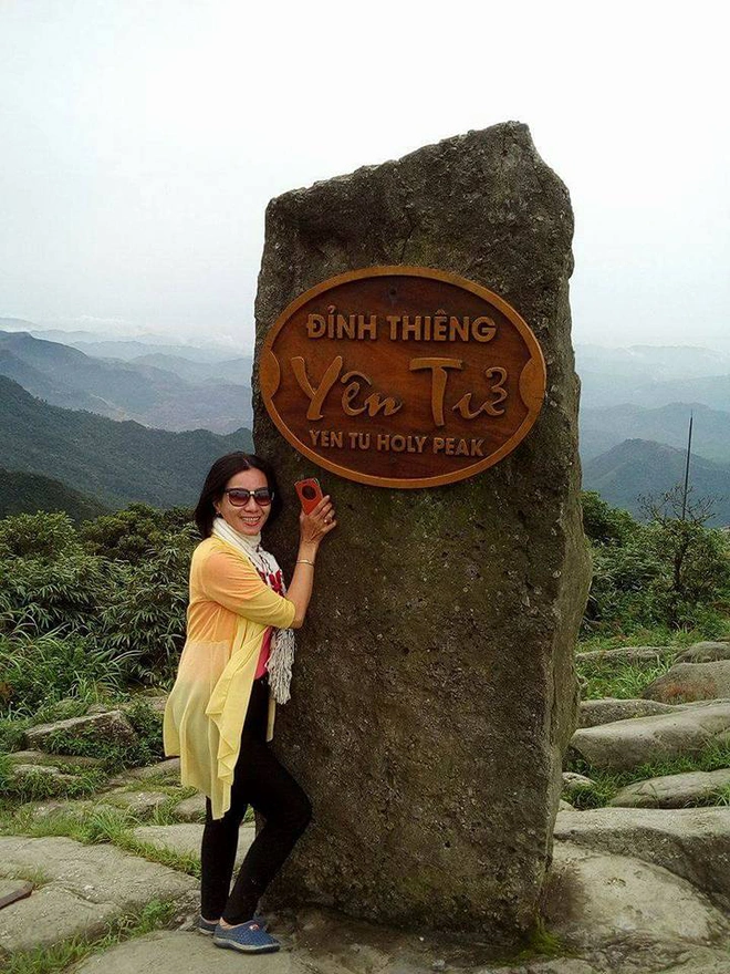 Oanh climbed Yen Tu mountain in Quang Ninh. Photo: Dantri 