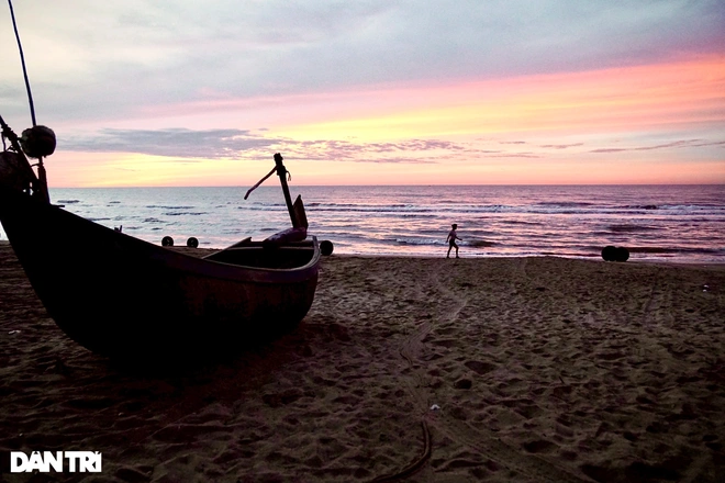 Sam Son Beach (Thanh Hoa) is one of the most beautiful and gorgeous destinations that are known for its long, sandy beach and crystal clear water. In the time of dawn, Sam Son looks like a peaceful and quiet fairy land that tourists can not miss.  Photo: Dantri 