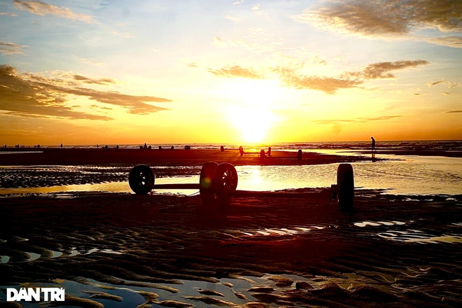 When the sun rises, Sam Son is drowned in quietness and sleepiness feeling, with the sound of the waves touching the bank.  Photo: Dantri 