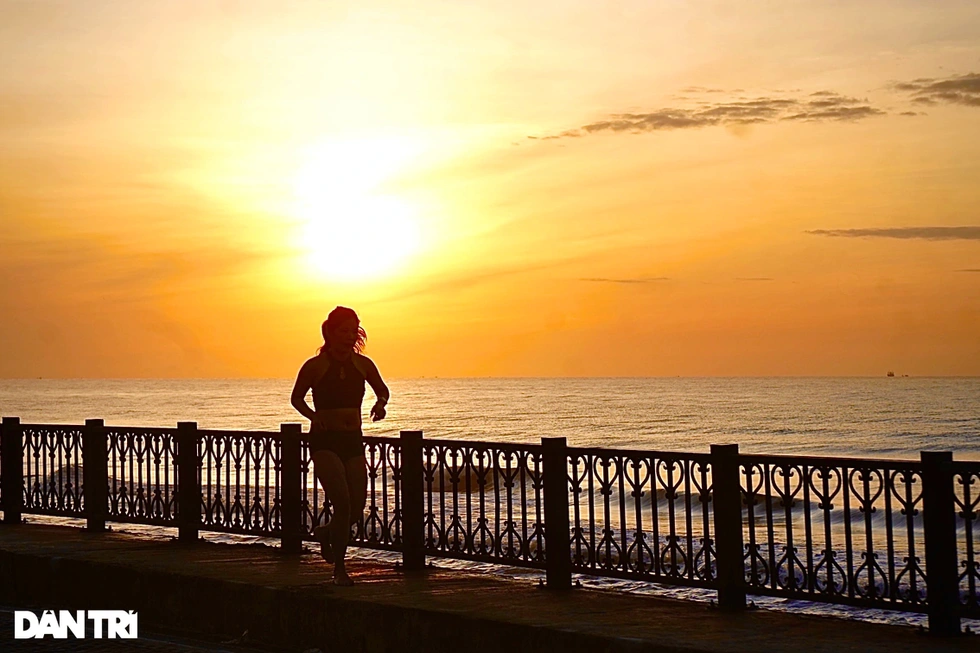 Many tourists choose this time to go on jogging along the beach and doing exercise. This is an ideal time to enjoy the fresh air and peaceful feelings in the early morning.  Photo: Dantri
