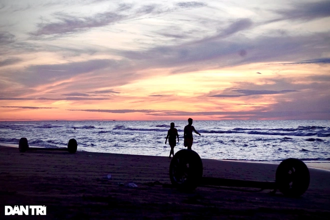 People jogging along the beach and doing exercise on the beach in the early morning. Photo: Dantri 