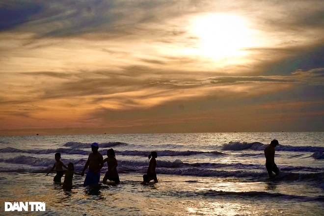 Summer is the perfect time to visit Sam Son Beach and swim in the crystal clear water. Photo: Dantri 