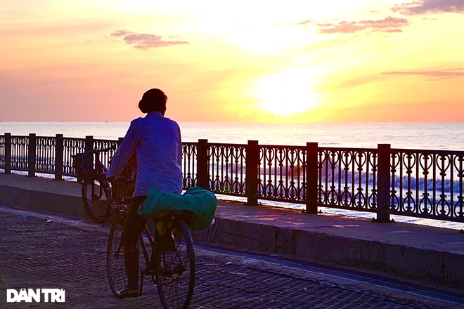 When you visit Sam Son Beach, dont forget to wake up early and catch the dawn! Photo: Dantri 