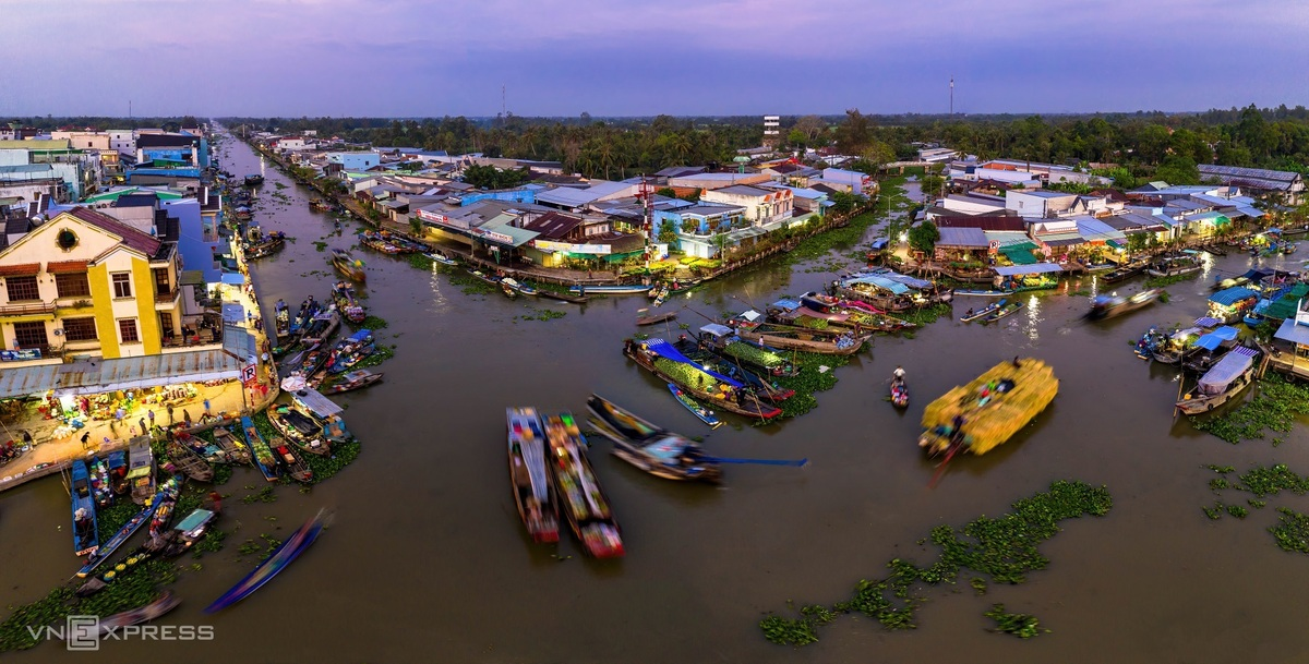 During his journey, Minh Luong visited Nga Nam floating market, Soc Trang. The photo was taken in the early morning, February 6, with the bustling and exciting atmosphere of people buying and selling their goods. Located about 60km from Soc Trang, this floating market is an attraction for many tourists who are curious by its name. Photo: VnExpress During his journey, Minh Luong visited Nga Nam floating market, Soc Trang. The photo was taken in the early morning, February 6, with the bustling and exciting atmosphere of people buying and selling their goods. Located about 60km from Soc Trang, this floating market is an attraction for many tourists who are curious by its name. Photo: VnExpress