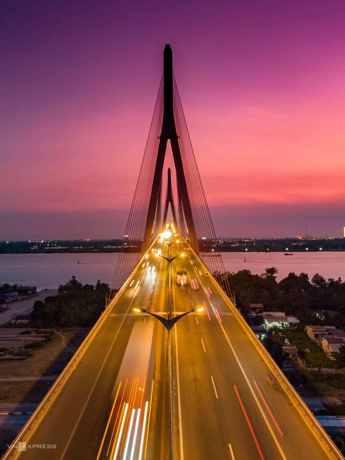 Can Tho is where Minh Luong works and lives, that’s why he has many photos of Tay Do from the above view. In the picture, the photographer captured the moment of sunset on Can Tho Bridge, one of the most iconic symbols of Tay Do. The bridge was built in 2010, with a total length of 15,85 km, of which the main bridge is 2,75 km long. Photo: VnExpress Can Tho is where Minh Luong works and lives, that’s why he has many photos of Tay Do from the above view. In the picture, the photographer captured the moment of sunset on Can Tho Bridge, one of the most iconic symbols of Tay Do. The bridge was built in 2010, with a total length of 15,85 km, of which the main bridge is 2,75 km long. Photo: VnExpress