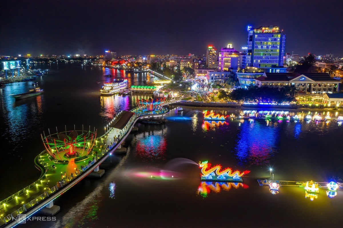 Gorgeous and flawless Can Tho at night, with the highlight of Ninh Kieu bridge. The bridge is 199m long, 7,2 m wide and curved in the shape of an S, with the body expanding to build two lotus fountain. This is the favorite spot for tourists to take pictures, and local people to hang out in the hot weather. Photo: VnExpress Gorgeous and flawless Can Tho at night, with the highlight of Ninh Kieu bridge. The bridge is 199m long, 7,2 m wide and curved in the shape of an S, with the body expanding to build two lotus fountain. This is the favorite spot for tourists to take pictures, and local people to hang out in the hot weather. Photo: VnExpress