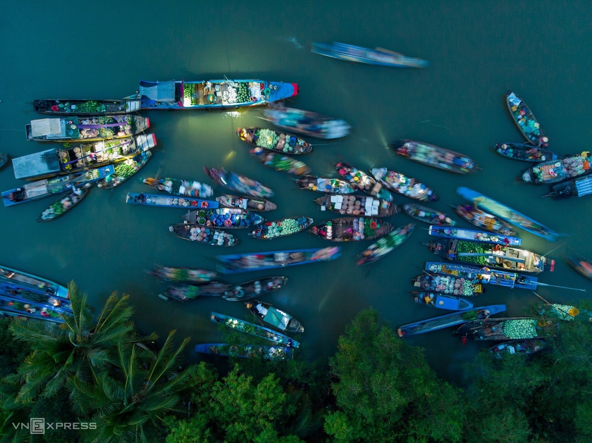 Coming to Can Tho, tourists should stop by Phong Dien floating market, which is located about 15km from the city central. This is where local people sell a lot of different goods such as fruits, vegetables, traditional specialities and snacks. Phong Dien floating market has its own feeling of old time charm to many people who set foot in here for the first time. This photo helped Minh Luong win a Bronze Medal at the 34th Mekong Delta Photography Festival in 2019. Photo: VnExpress Coming to Can Tho, tourists should stop by Phong Dien floating market, which is located about 15km from the city central. This is where local people sell a lot of different goods such as fruits, vegetables, traditional specialities and snacks. Phong Dien floating market has its own feeling of old time charm to many people who set foot in here for the first time. This photo helped Minh Luong win a Bronze Medal at the 34th Mekong Delta Photography Festival in 2019. Photo: VnExpress