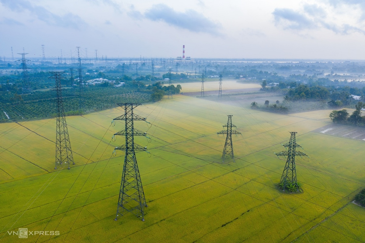 The power system that connects with the O Mon Thermal Power Station, across the rice field that is in harvesting season. “As an electric engineer, I am making an album that captures the beauty of this job to show it to the world,” Minh Luong said. Photo: VnExpress. The power system that connects with the O Mon Thermal Power Station, across the rice field that is in harvesting season. “As an electric engineer, I am making an album that captures the beauty of this job to show it to the world,” Minh Luong said. Photo: VnExpress.