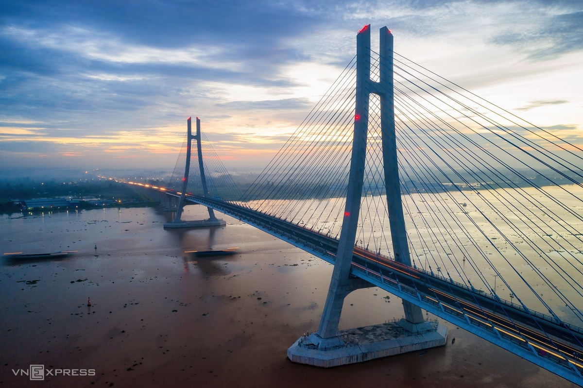 Vam Cong bridge in the morning light. This bridge was built in May, 2019, with a total length of 2,97 km. The bridge connects two sides of Hau riverbanks, between Thot Not, Can Tho and Lap Vo, Dong Thap, which completes the traffic system in Cuu Long Delta. Photo: VnExpress Vam Cong bridge in the morning light. This bridge was built in May, 2019, with a total length of 2,97 km. The bridge connects two sides of Hau riverbanks, between Thot Not, Can Tho and Lap Vo, Dong Thap, which completes the traffic system in Cuu Long Delta. Photo: VnExpress