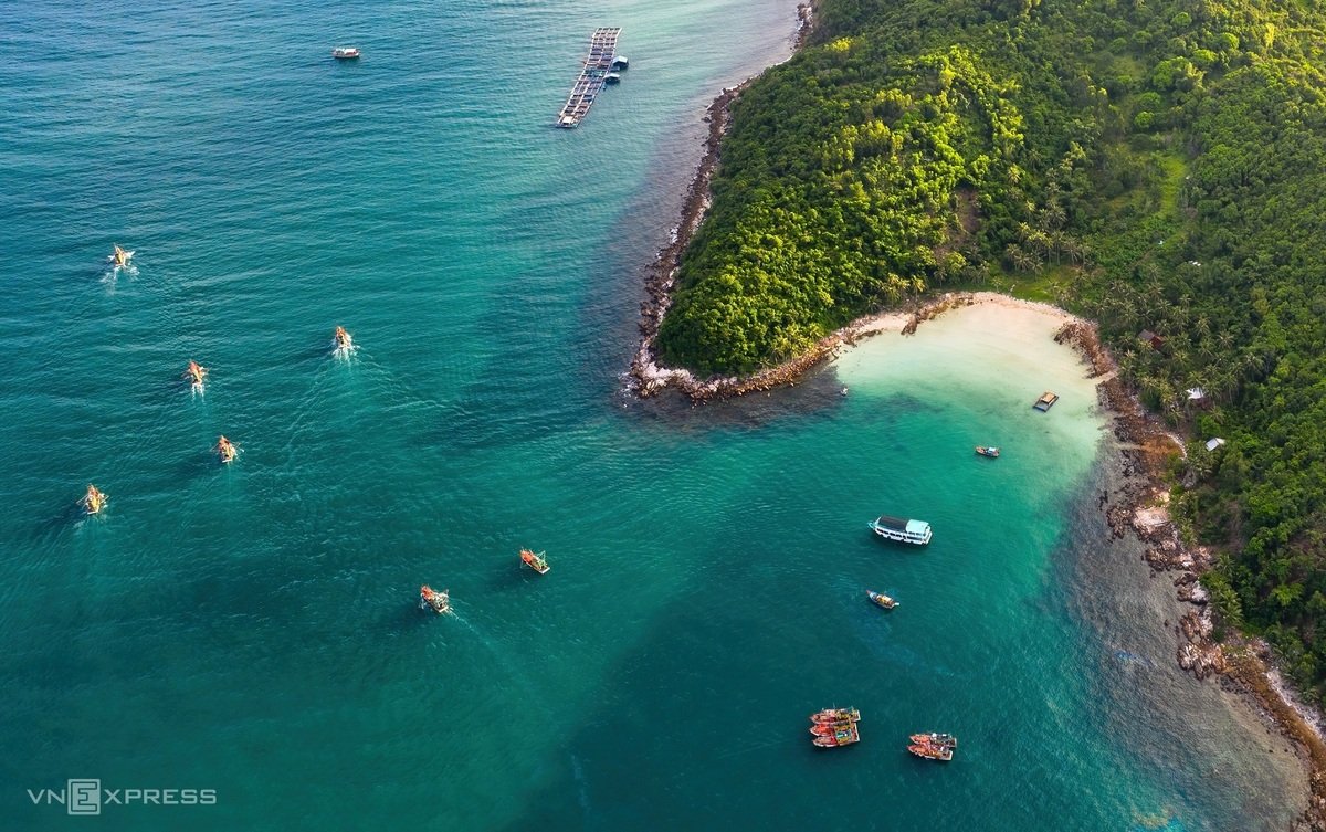 A small corner of Nam Du Islands, Kien Giang. There are a total of 21 islands, including Nam Du Island, also known as Cu Tron is the largest one. Visitors can go swimming at Cay Men beach, a pristine and beautiful beach with a lune of coconut trees embracing the coastal land. They can also join a scuba diving tour to see the corals and explore the fishing village. Photo: VnExpress A small corner of Nam Du Islands, Kien Giang. There are a total of 21 islands, including Nam Du Island, also known as Cu Tron is the largest one. Visitors can go swimming at Cay Men beach, a pristine and beautiful beach with a lune of coconut trees embracing the coastal land. They can also join a scuba diving tour to see the corals and explore the fishing village. Photo: VnExpress