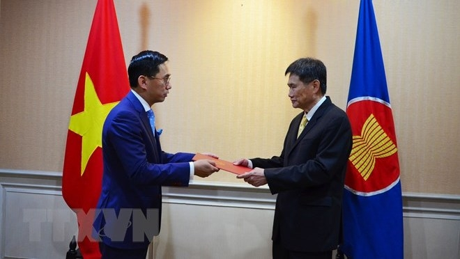 Vietnam’s new Permanent Representative to ASEAN Tran Duc Binh (L) presenting his Letter of Credence to ASEAN Secretary-General Dato Lim Jock Hoi (photo: VNA)