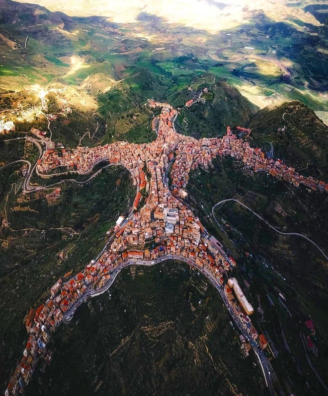 Centuripe: The Sicily Village That Has The Weirdest Shape In The World