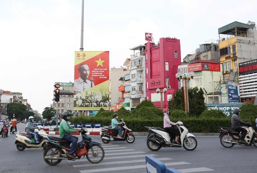A billboard with the image of President Ho Chi Minh reading the Declaration of Independence, giving birth to the Democratic Republic of Vietnam on September 2, 1945, is hung on the traffic island of O Cho Dua intersection in Dong Da District, Hanoi. Photo: VOV
