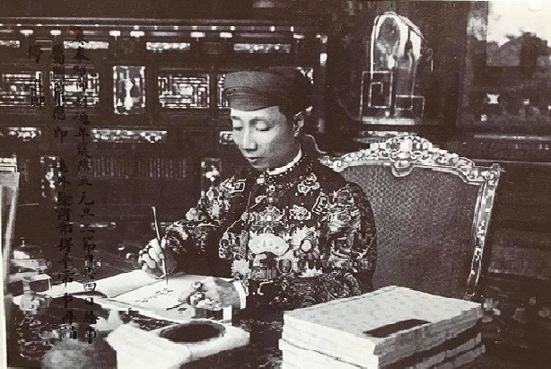 A King of Nguyen dynasty at work. Photos the courtesy of the exhibition's organising board